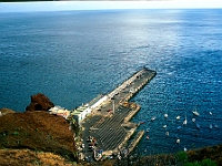 Fährhafen La Estaca an der Norsostküste der Insel : Hafen, Mole, Fischerboote